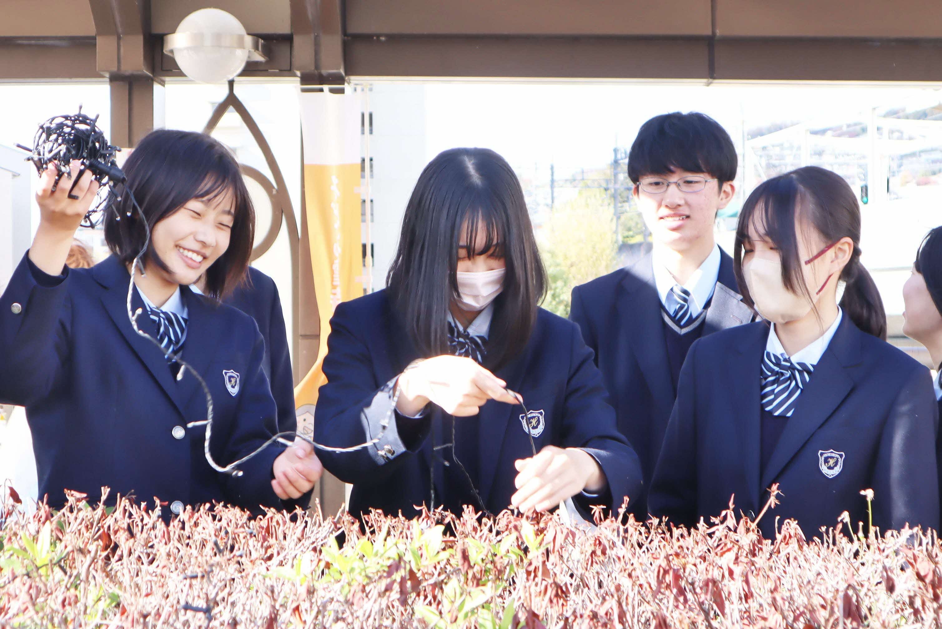 手をつなぐ川西　光の和