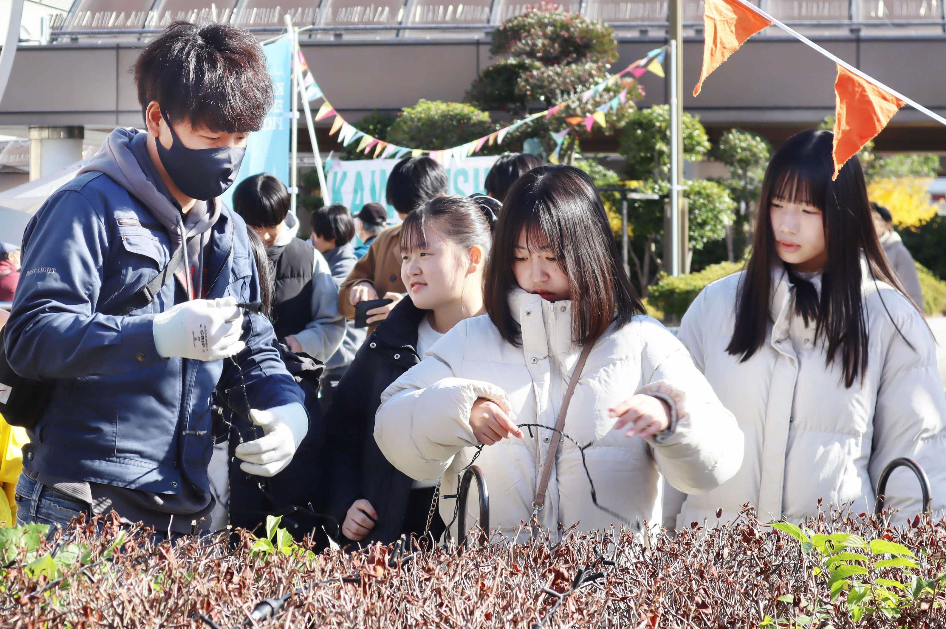 手をつなぐ川西　光の和