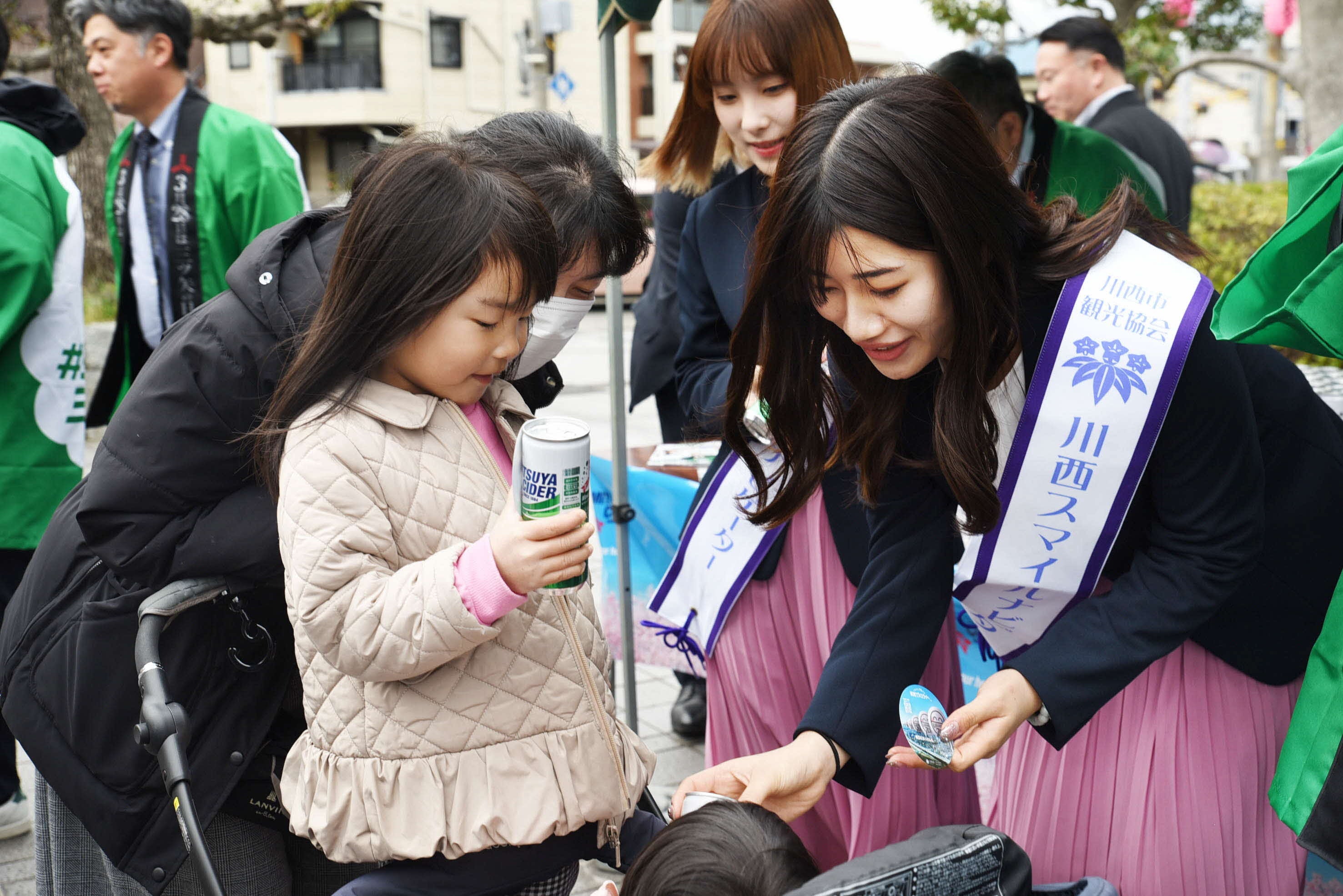 三ツ矢サイダー配布の様子