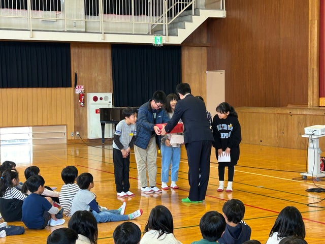 清和台南小学校児童から市長への募金の贈呈の様子