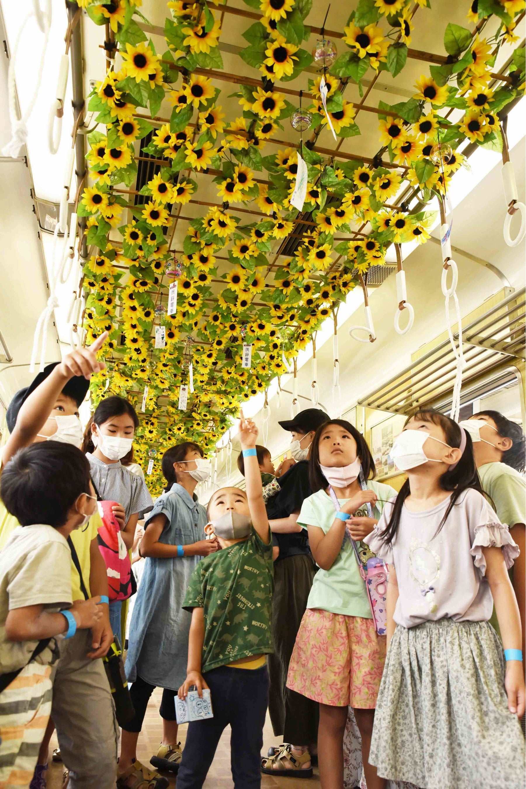 飾り付けた風鈴を眺める子どもたち