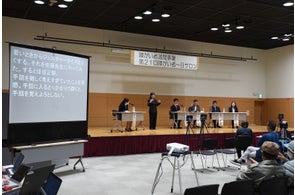 【川西市】お笑いコンビ次長課長の河本準一さんが登壇障がいへの理解を深める「障がい者一日サロン」を開催
