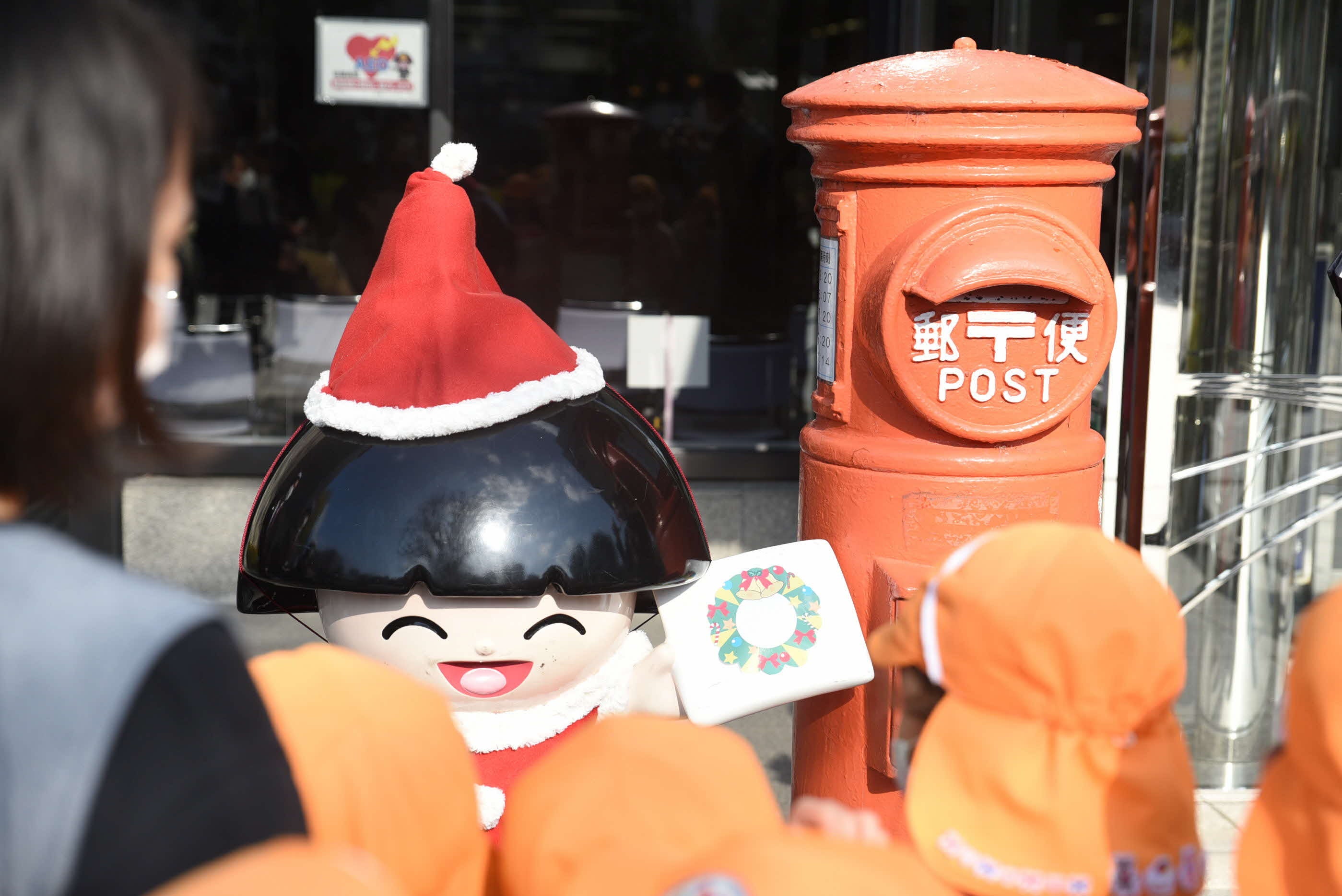 きんたくんポストの前で話を聞く園児たち