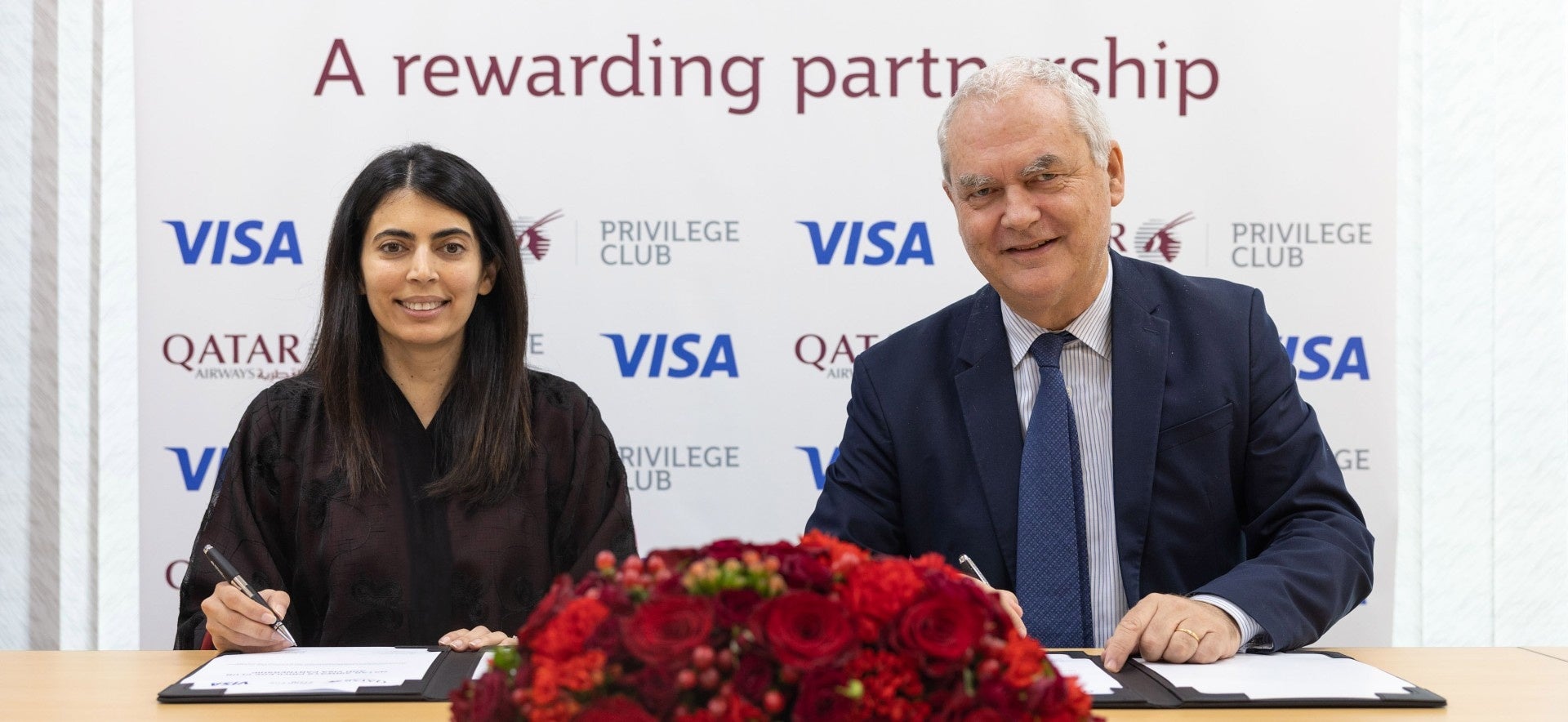 Visa GCC担当上級副社長兼グループカントリーマネージャー サイーダ・ジャファー(写真左)とカタール航空CCOティエリー・アンティノーリ(写真右)