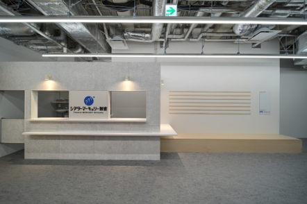 ↑ 劇場正面ホワイエ