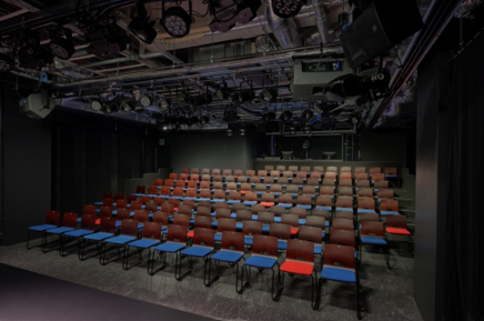 ↑ 劇場内＜舞台裏側座席＞