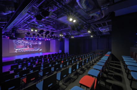 劇場内＜下手後方側＞