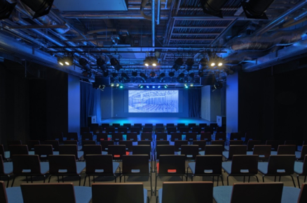 ↑ 劇場内＜正面＞