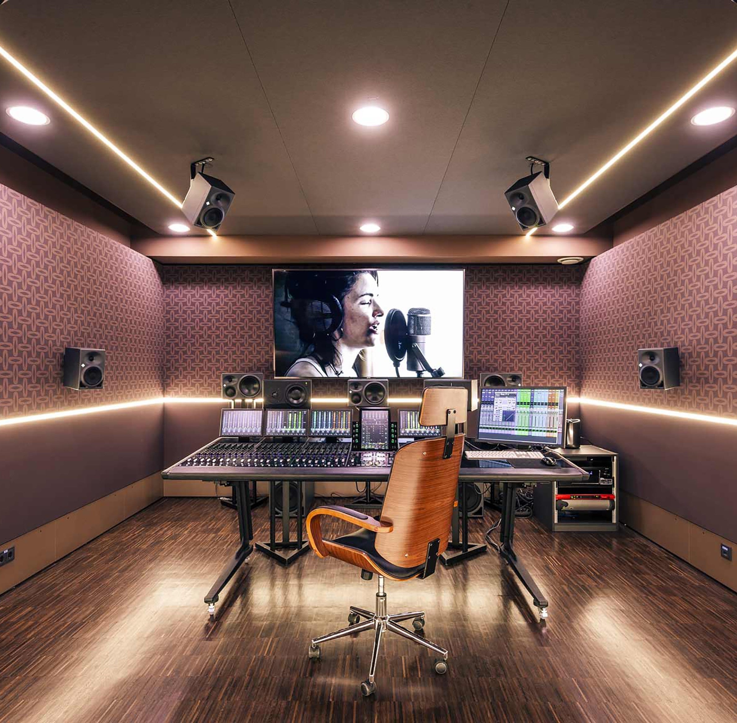 スタジオ用最新製品を 展示するゼンハイザー