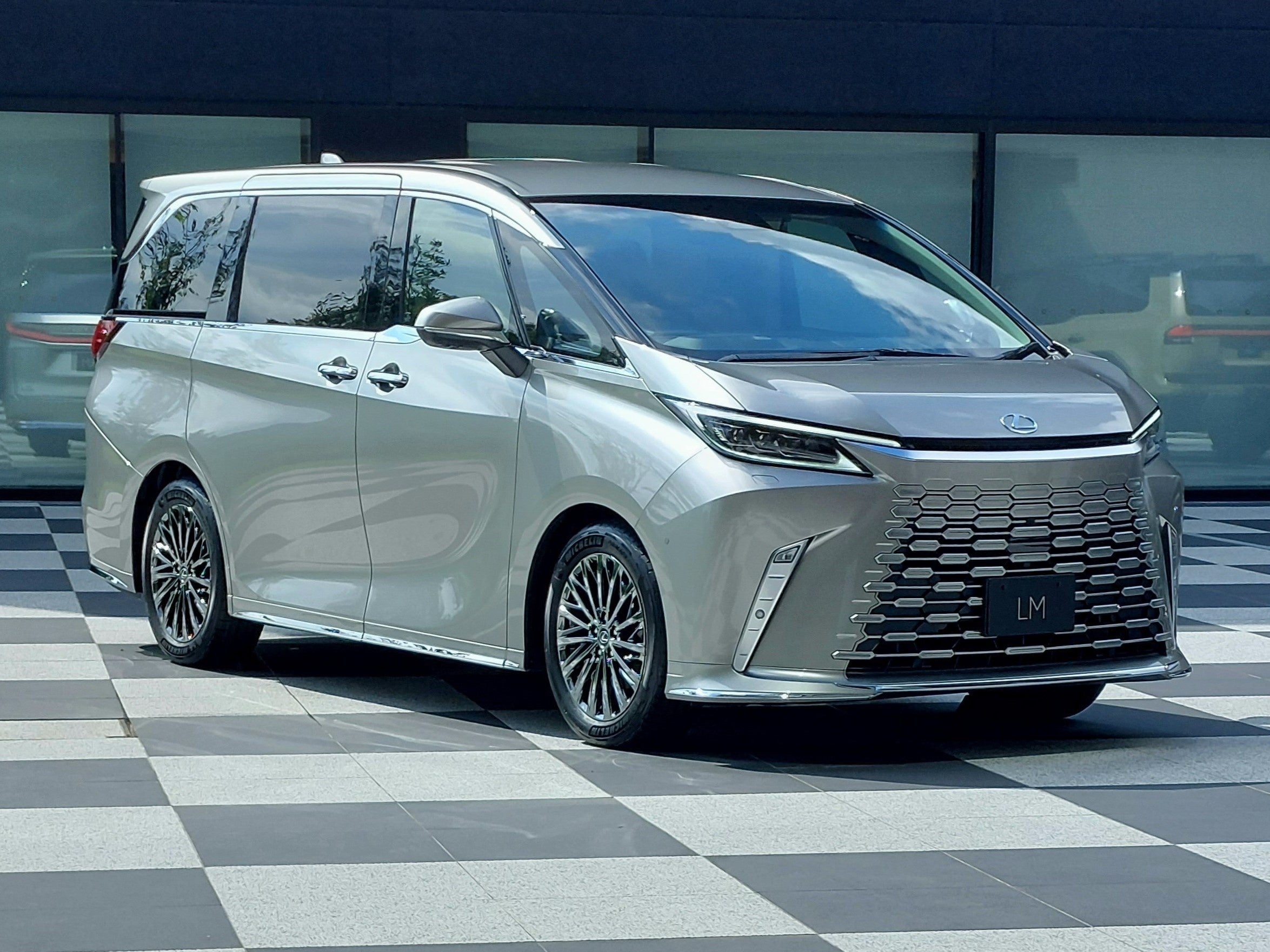 Lexus発のミニバンをデモカー展示する ハーマンインターナショナル