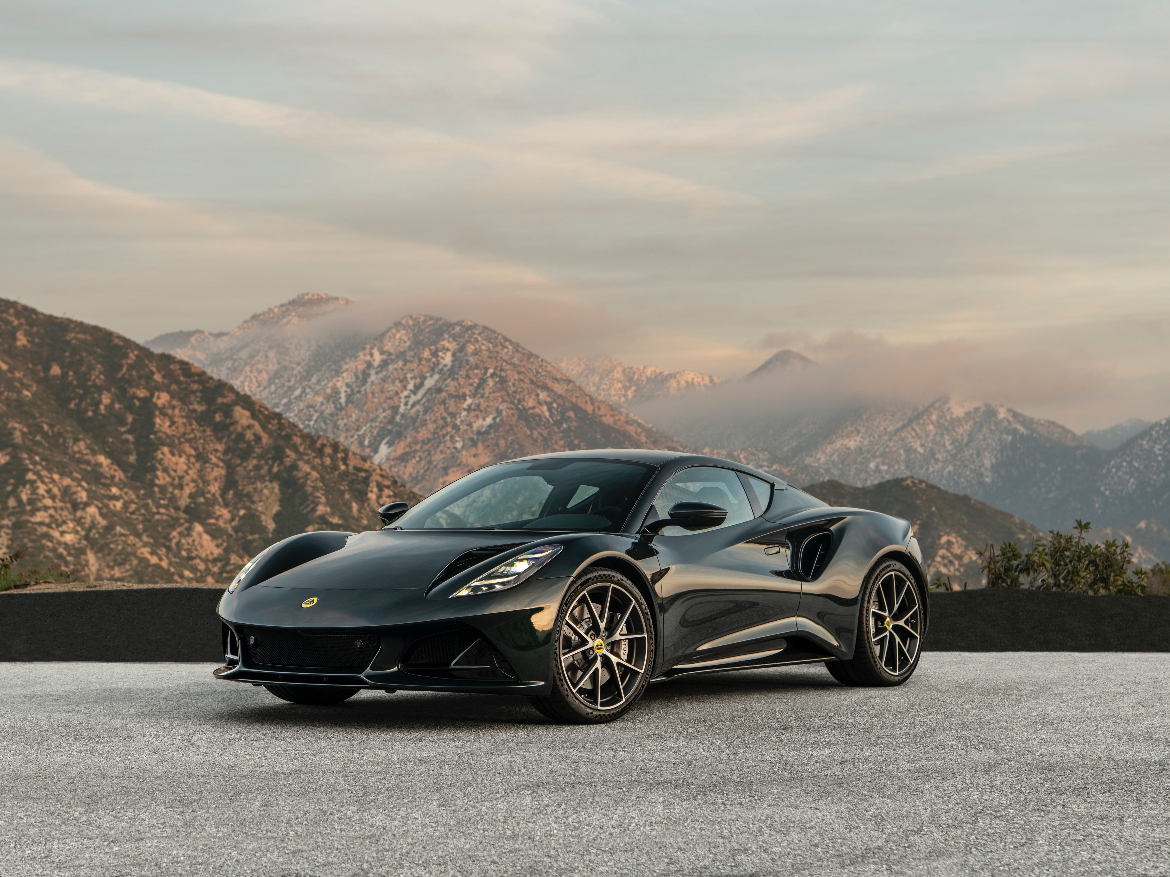 Lotus エミーラをデモカー展示する KEF JAPAN