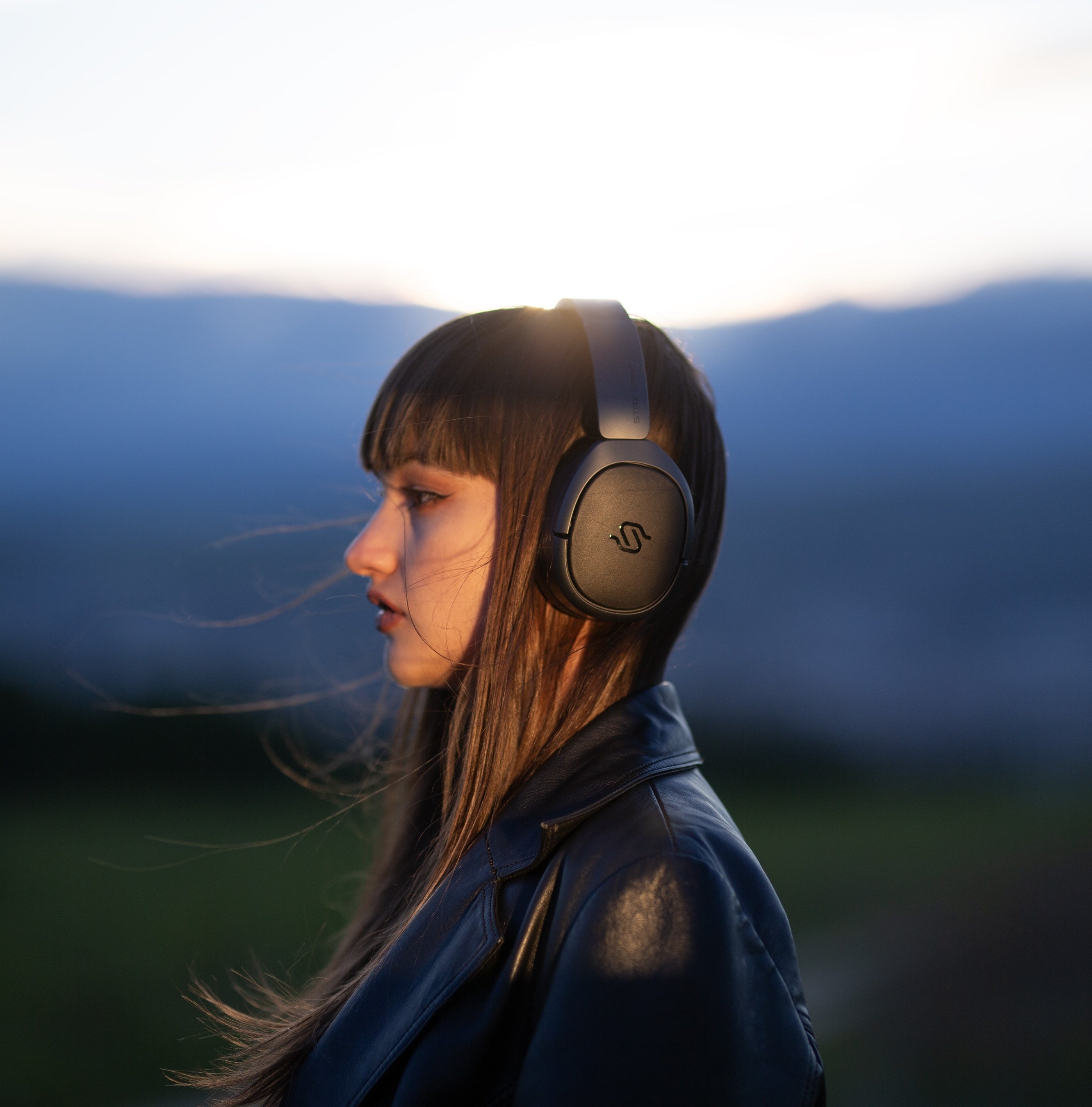 新製品のヘッドホンを展示する Edifier Japan