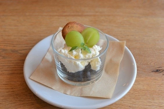 「ブルーベリーとシャインマスカットのクレームダンジュ」