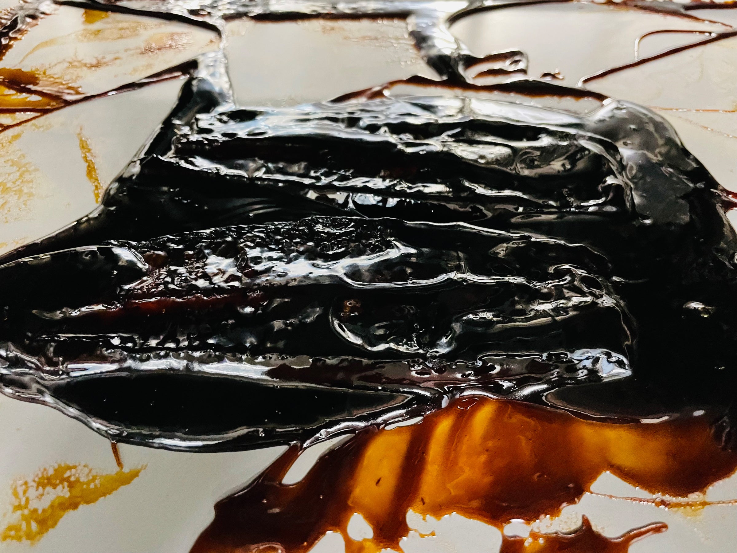 取り除いた水分の代わりに煮詰めたタレを染み込ませる工程