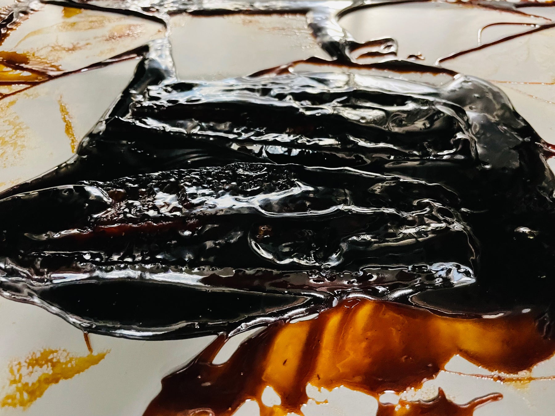 取り除いた水分の代わりに煮詰めたタレを染み込ませる工程