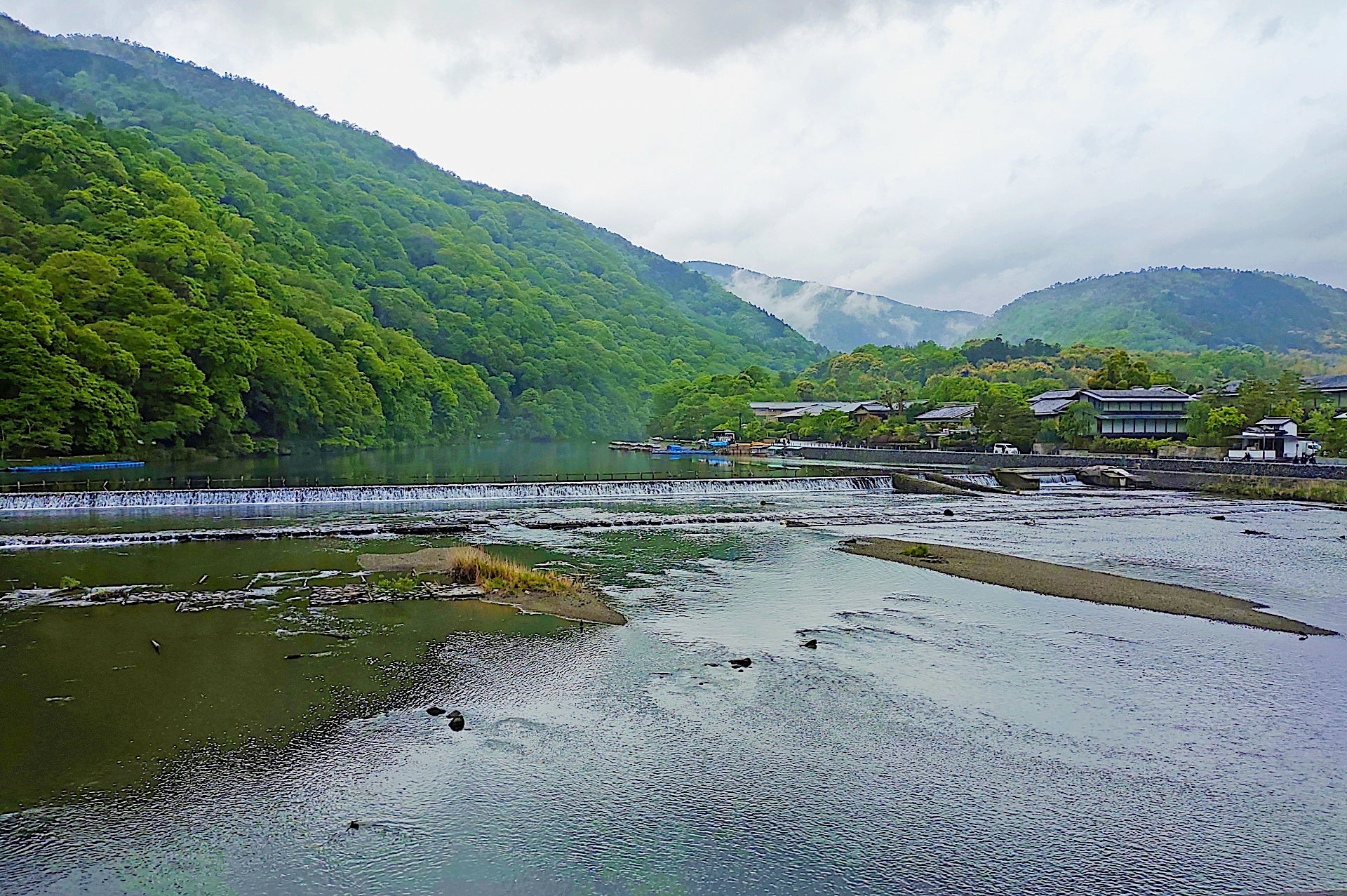渡月橋から望む京都の山々