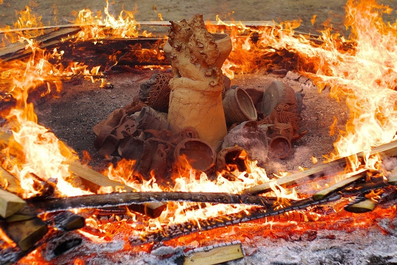 万葉祭で焼成する縄文土器