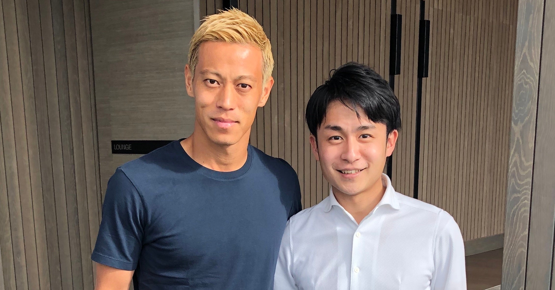 本田圭佑氏 (左) とライトマークスCEO殿崎(右)  (本調達前の2019年2月撮影)