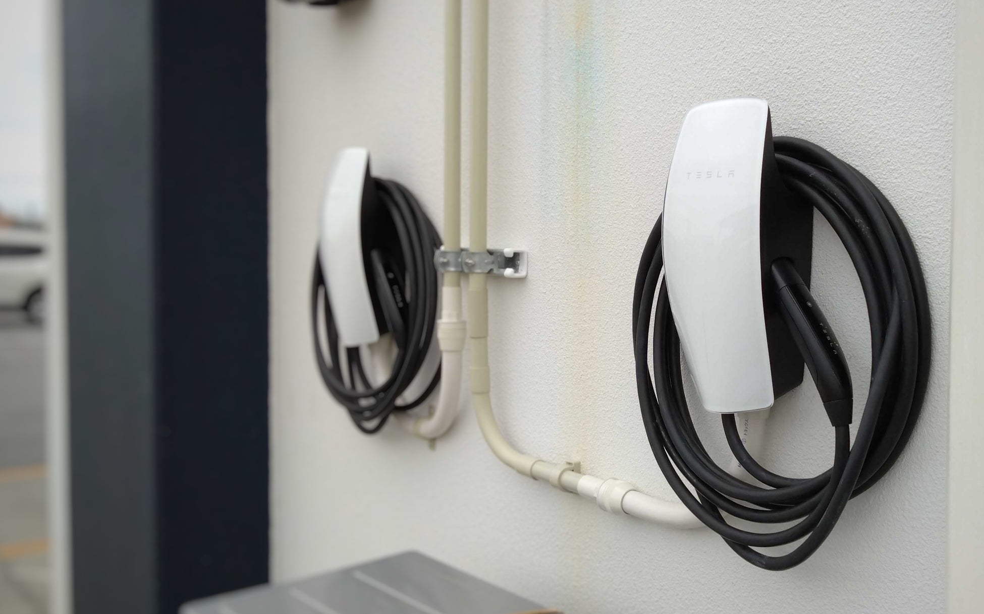 壁掛け型充電設備の一例 (写真は Teslaウォールコネクタ)