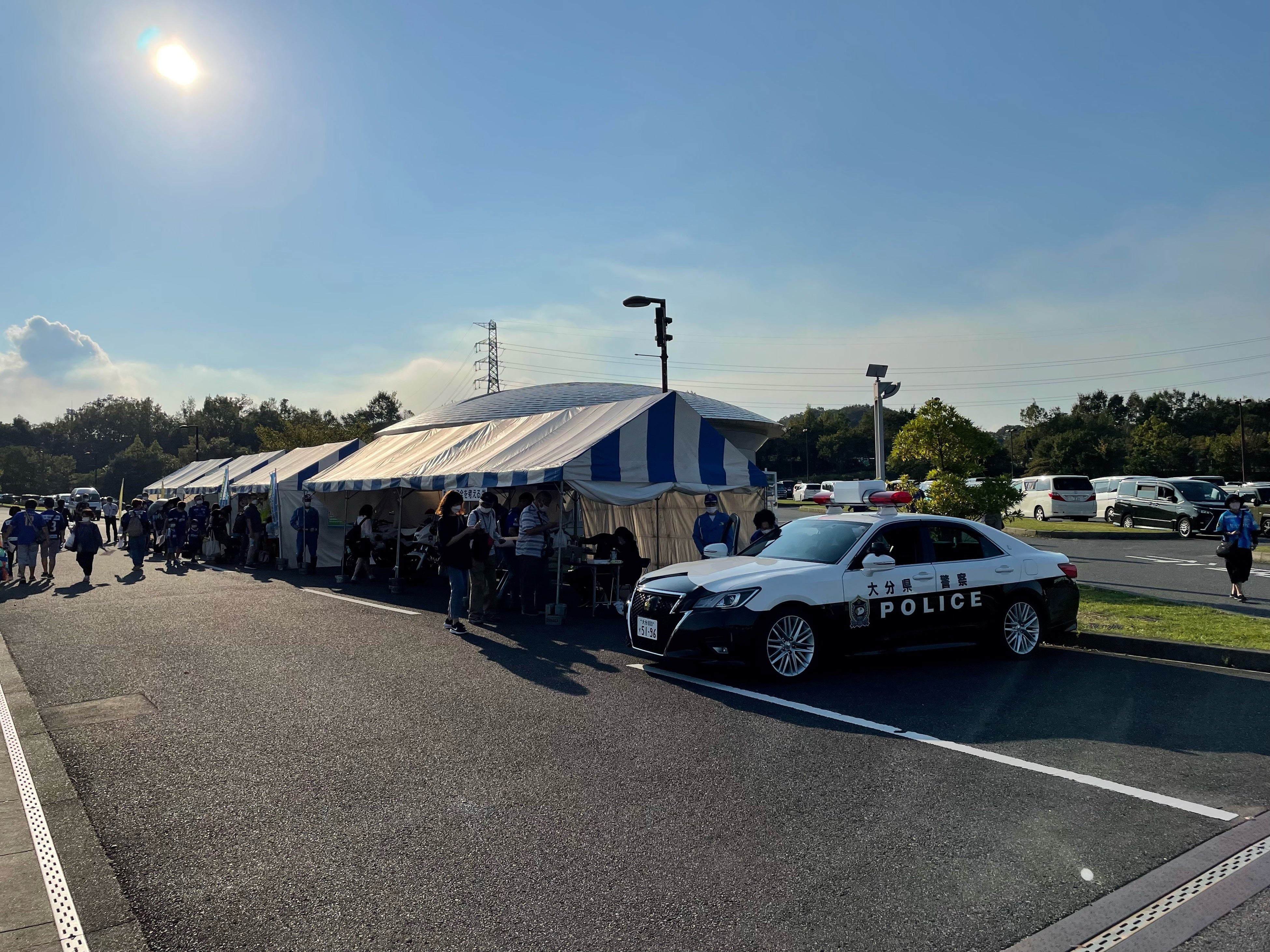 本物のパトカーや白バイに触れたり乗ったりできるため、子どもたちだけでなく大人も夢中になっていました。