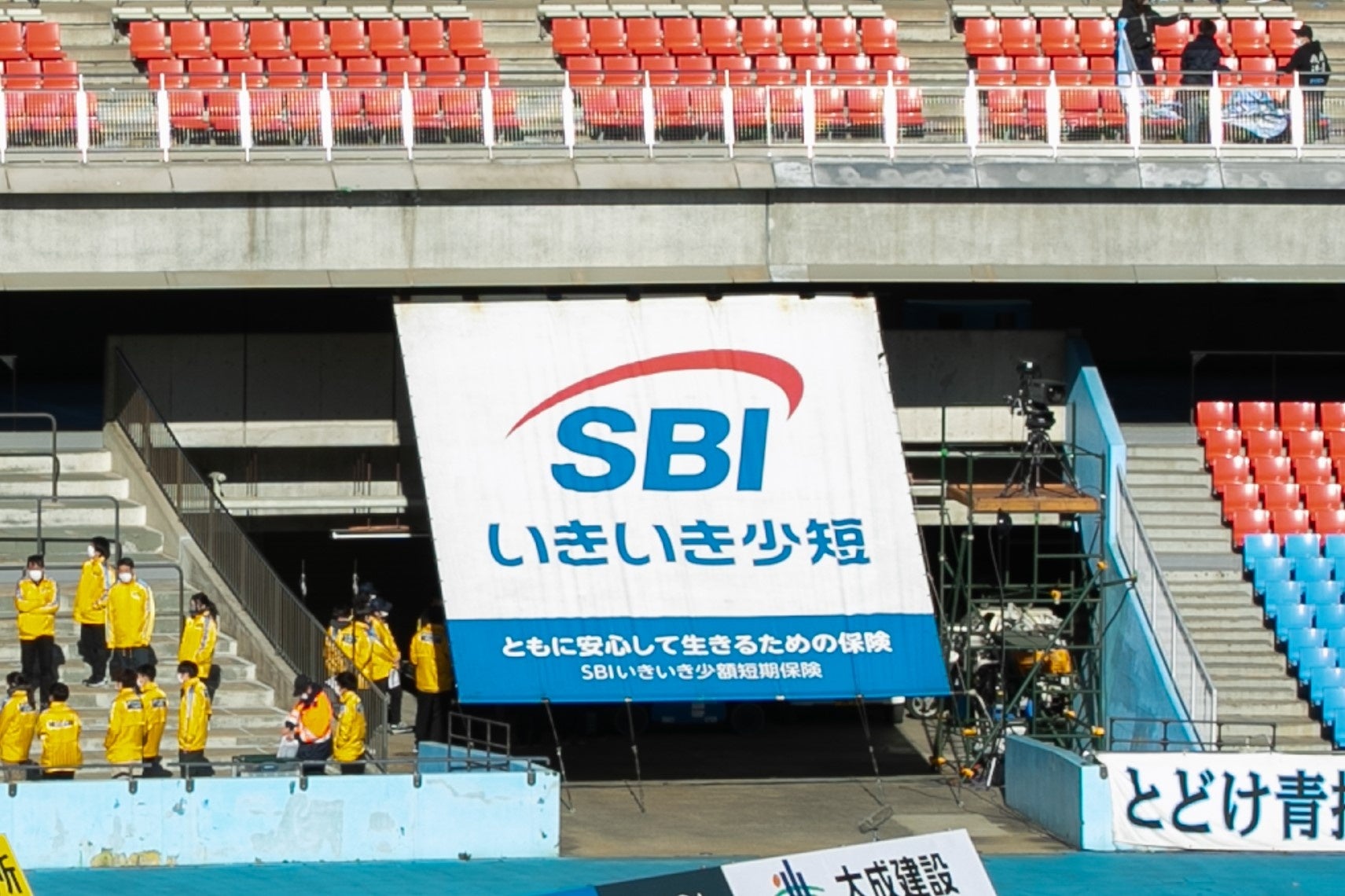 当社ロゴのコーナー特大フラッグを掲出