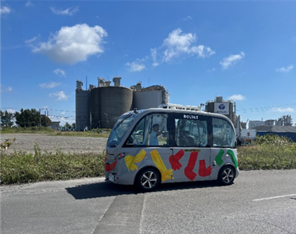 自動運転バス（走行中）