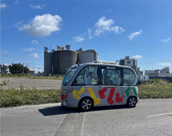 自動運転バス(走行中)