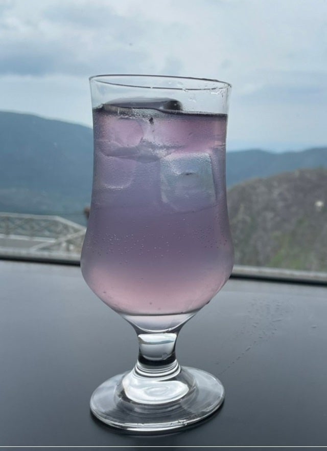 あじさいソーダ（レモンソーダにバタフライピーを入れると鮮やかに色が変化）