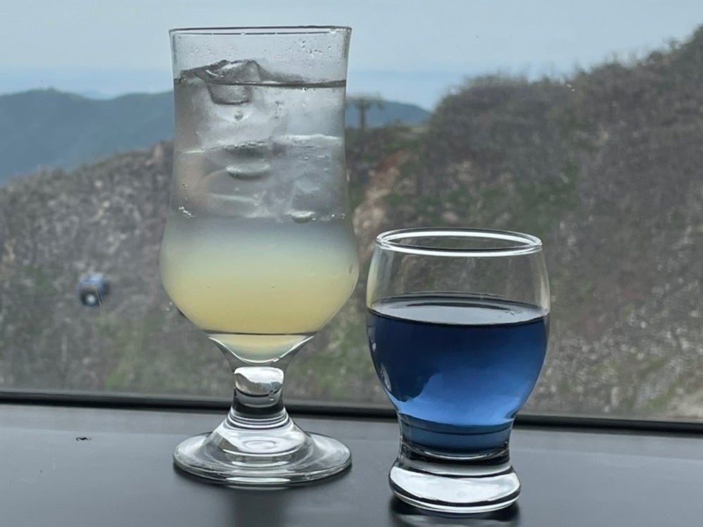 あじさいソーダ（レモンソーダとバタフライピー）