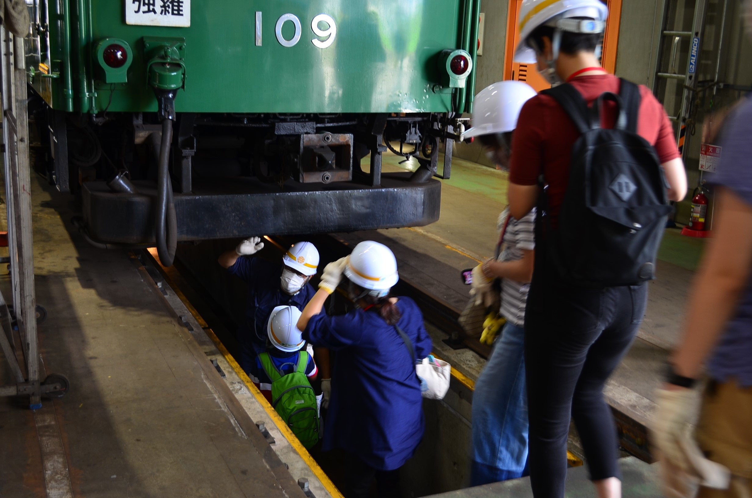 車両床下の見学（イメージ）