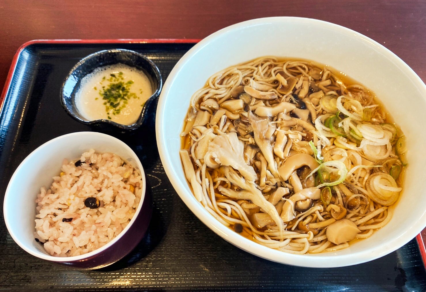 きのこそばと十五穀米のとろろ御膳