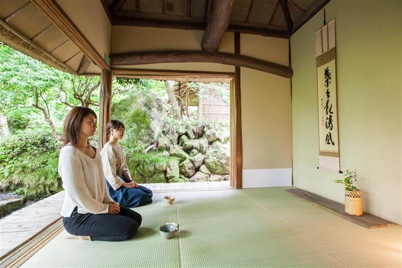 落ち着いた茶室で点茶体験