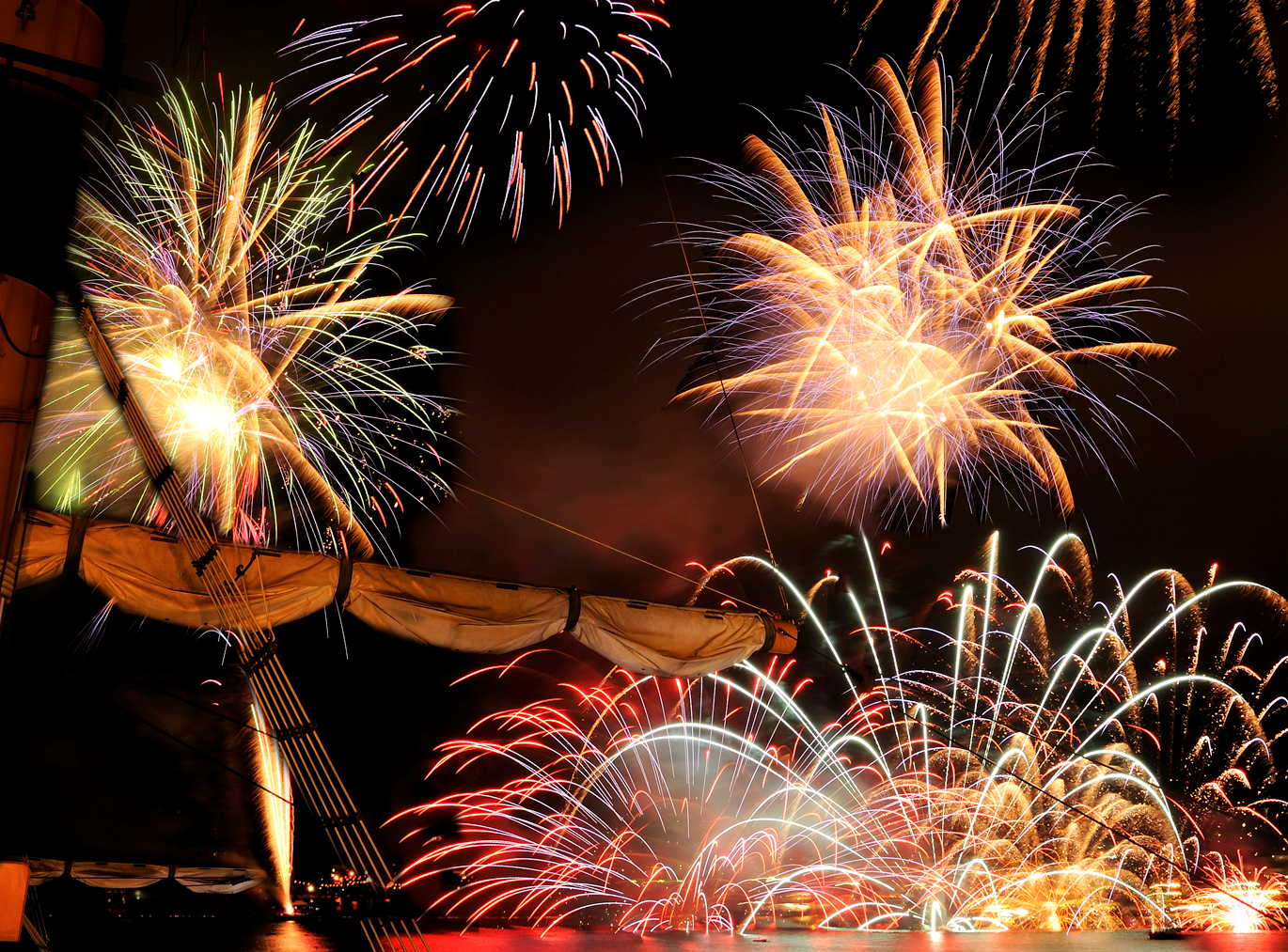 芦ノ湖四湾一斉花火大会（イメージ）