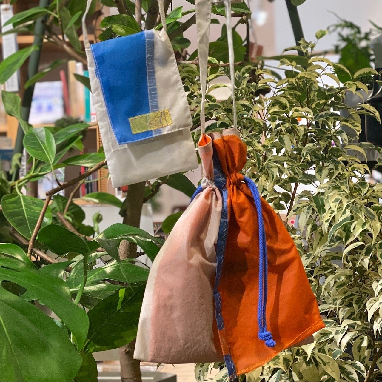 役目を終えたヨットの帆を金糸でアップサイクルしたsAtoのバッグ