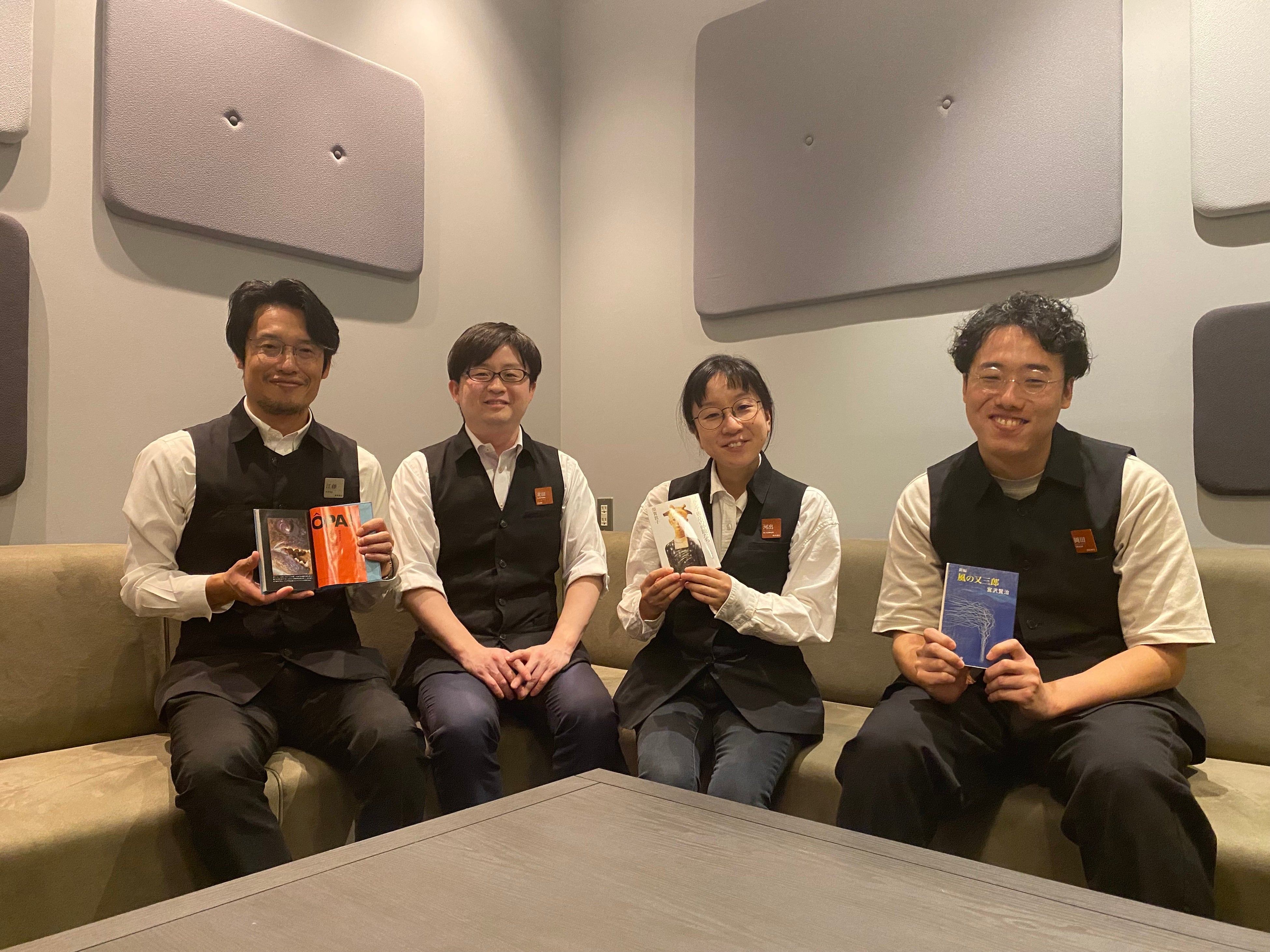 左から、江藤宏樹（広島 蔦屋書店　文学コンシェルジュ）、北田博充（梅田 蔦屋書店　店長 兼 文学コンシェルジュ）、河出真美（梅田 蔦屋書店　文学コンシェルジュ）、岡田基生（代官山 蔦屋書店　人文コンシェルジュ）