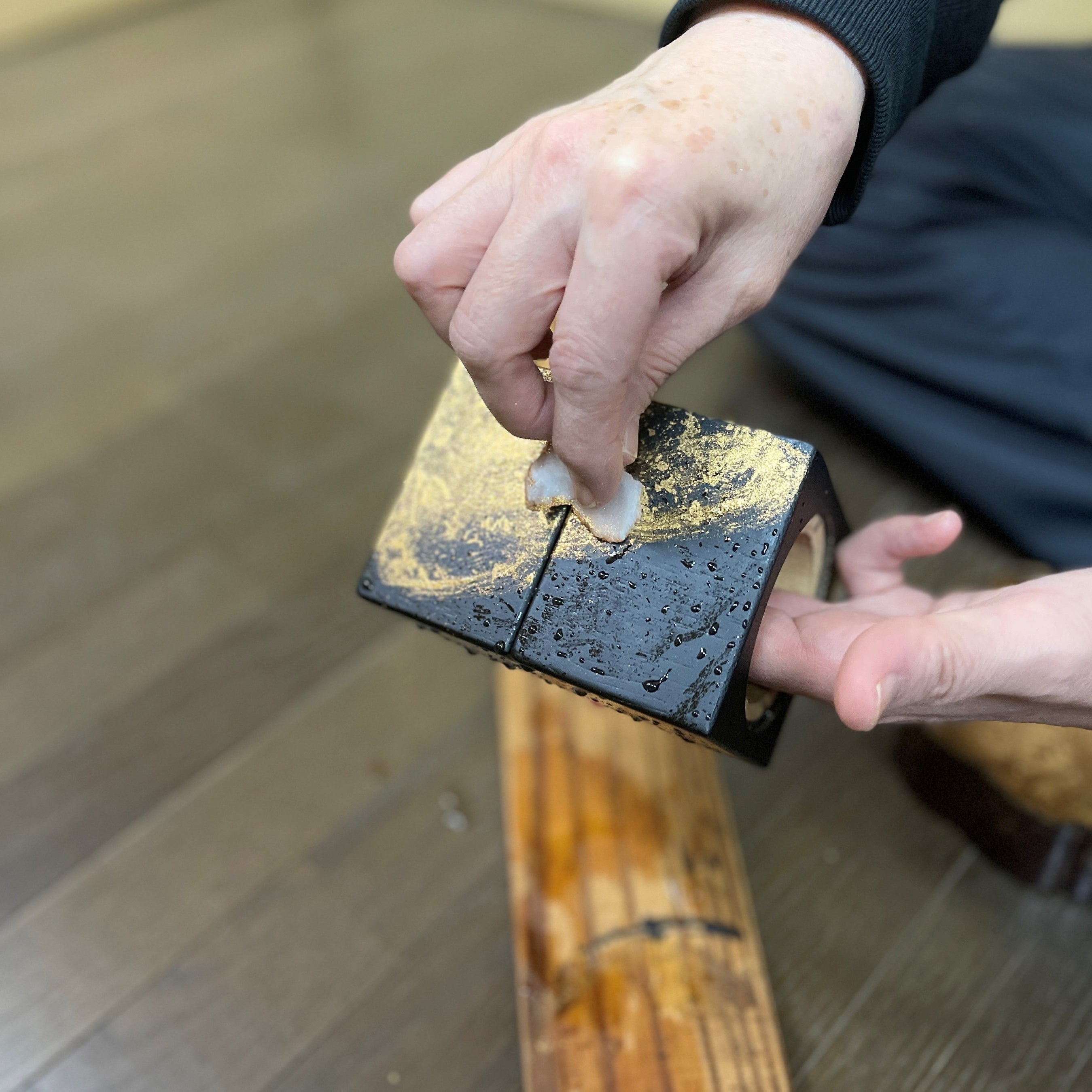 山中漆器「漆流し」作業の様子