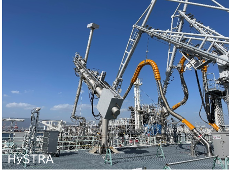 【タンカーと接続中の鋼管型液化水素用ローディングアーム】