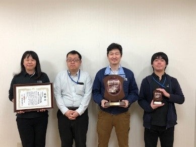 受賞者、盾、賞状