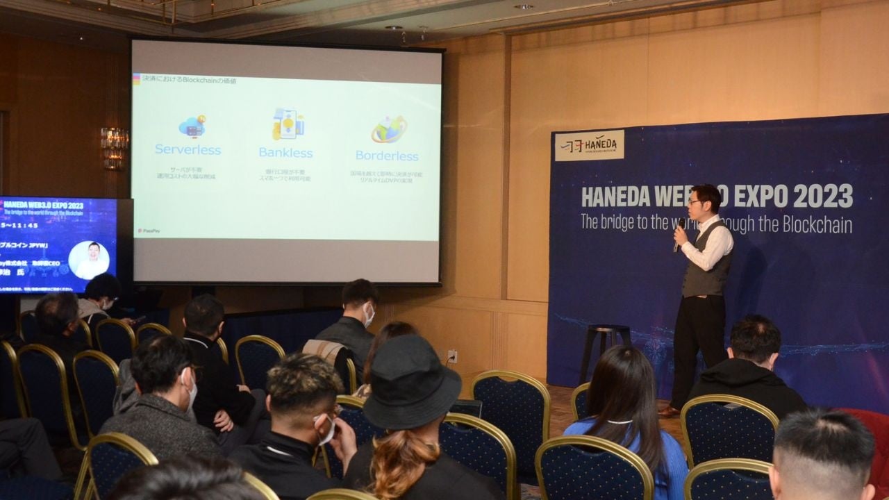 登壇する佐藤CEO