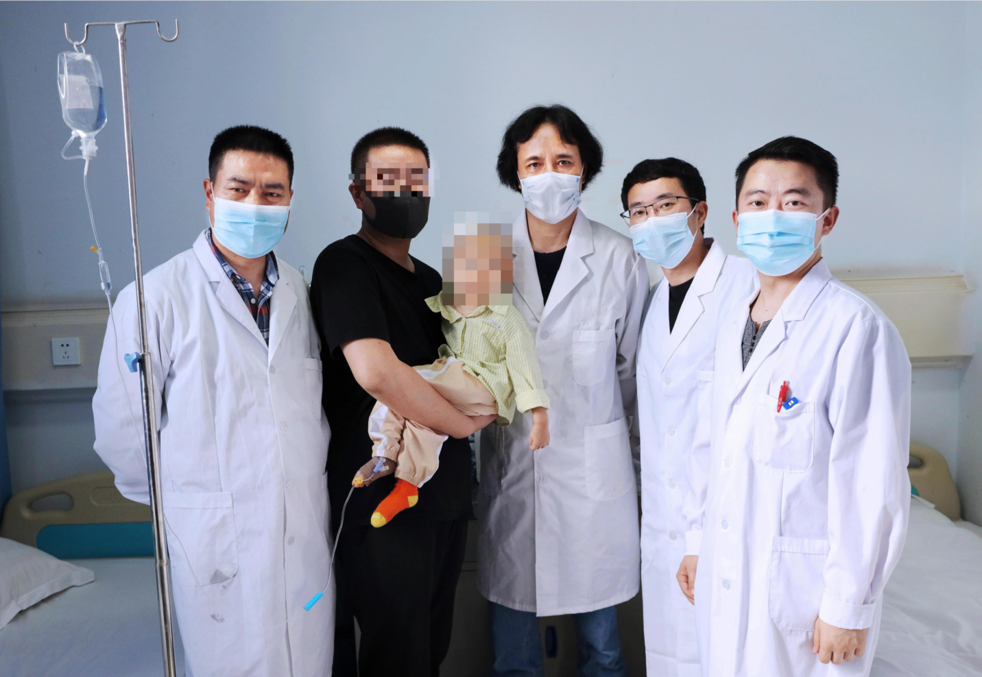 患者である男児を抱く父親と、投薬直後の VectorBuilder、Lantu Biopharmaおよび病院医師の主要なチームメンバー