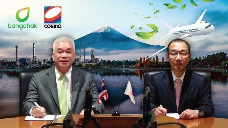 <調印式>写真左より、バンチャック社 石油精製・トレーディング事業部門COO Pativat Tivasasit 氏と コスモ石油 代表取締役社長 鈴⽊ 康公
