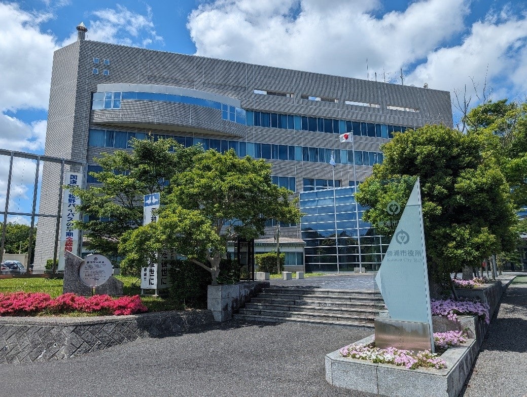 ＜勝浦市役所　本庁舎＞