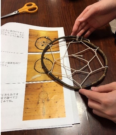 ドリームキャッチャー制作の様子　