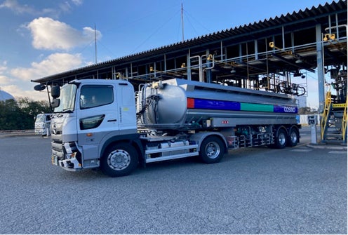 自家消費走行用燃料として新たに「コスモCF-5」を導入した 専属契約タンクローリー(撮影:当社堺製油所)