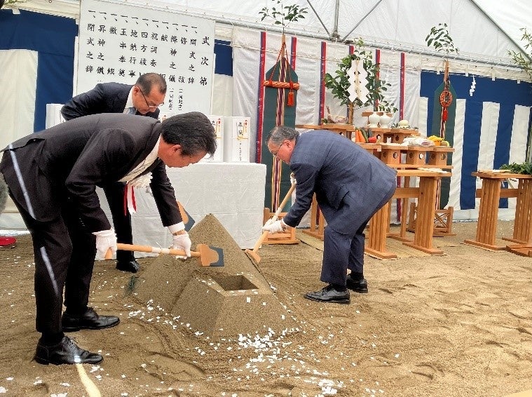 起工式の様子(鋤3名 写真左手よりレボインターナショナル、コスモ石油、日揮HDの代表)