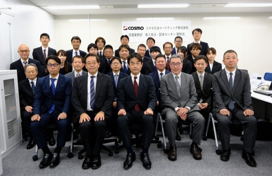 開所式での集合写真 （前列左より、コスモ石油マーケティング 白濱流通業務部長、近畿石油輸送 新社長、コスモ石油マーケティング 岡田取締役常務執行役員、平沢運輸 平沢社長、ニヤクコーポレーション 木村部長）