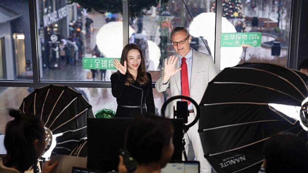 Tmall GlobalのゼネラルマネージャーLynn Dongと「サイモン・プロパティ・グループ」のゼネラルマネージャーDavid Mistretta氏が、ニューヨークのアウトレットモール「ウッドベリー・コモン・プレミアム・アウトレット」でブラックフラ