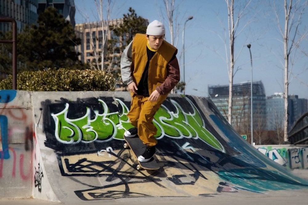 スケートパークの傾斜を滑る中国のスケートボード・インフルエンサー Elon Shi氏（写真提供：Elon Shi）