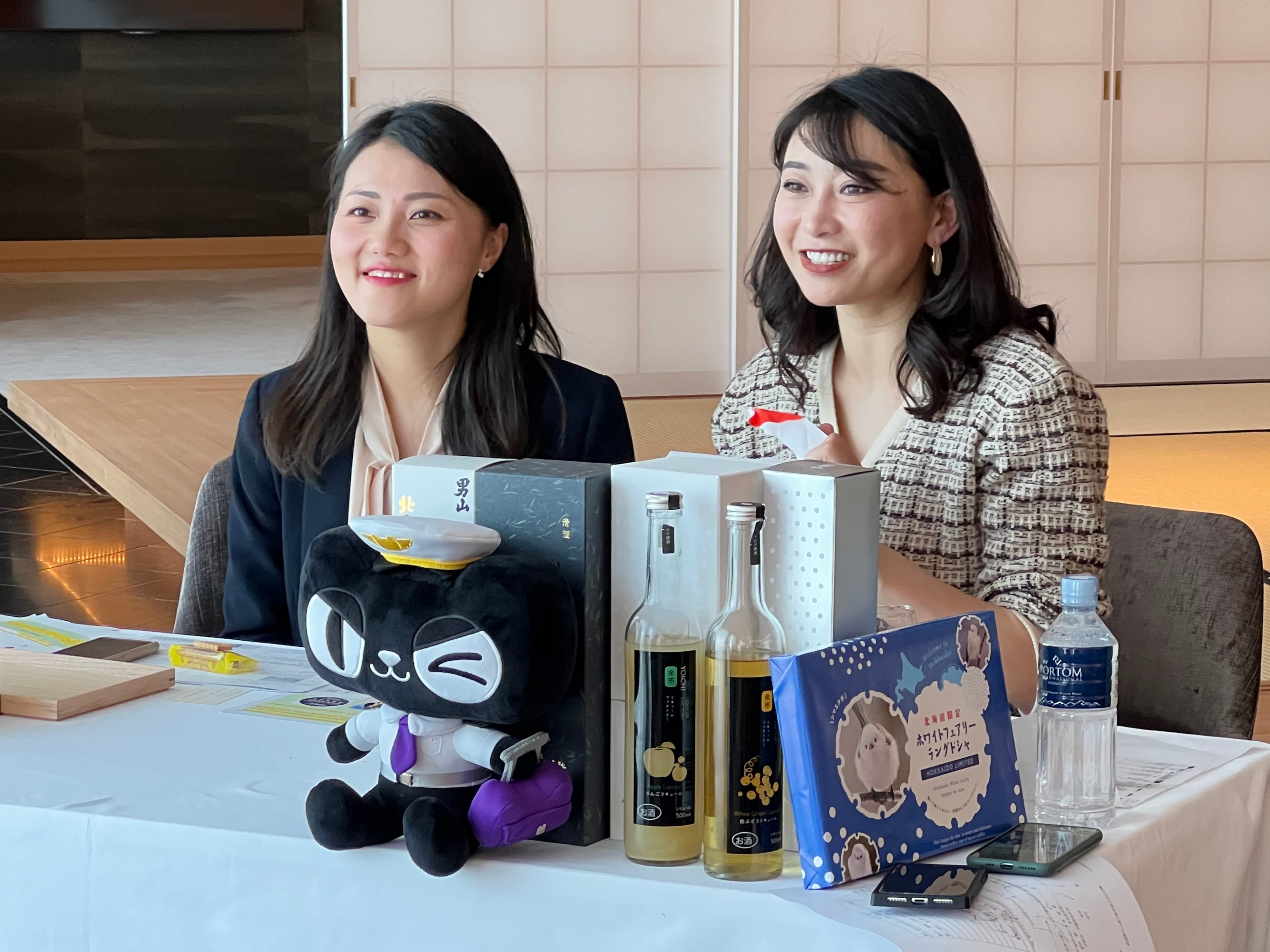 ライブコマースは新千歳空港に直結するホテルで開催され、道内の特産品を販売したほか、視聴者向けの抽選イベントで中国―日本の往復航空券が日本航空の協賛によりプレゼントされ、ライブ配信が盛り上がりました。