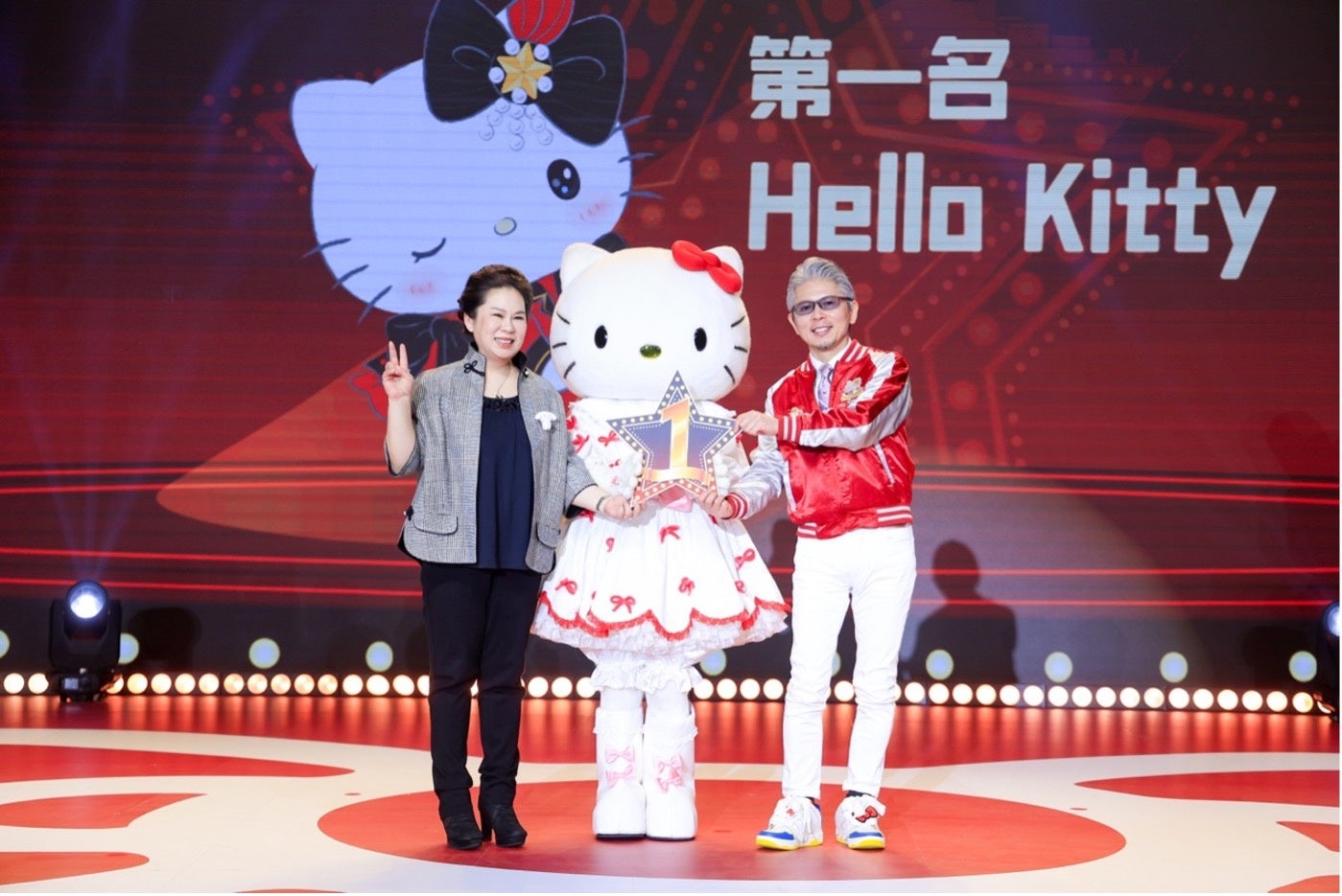 サンリオの海外事業本部担当兼サンリオ中国CEOの齋藤陽史氏(右)とアリババエンタテイメント部門バイスプレジデント兼アリフィッシュのプレジデントの呉倩(左)が同イベントにて「ハローキティ」に人気賞を授与した。